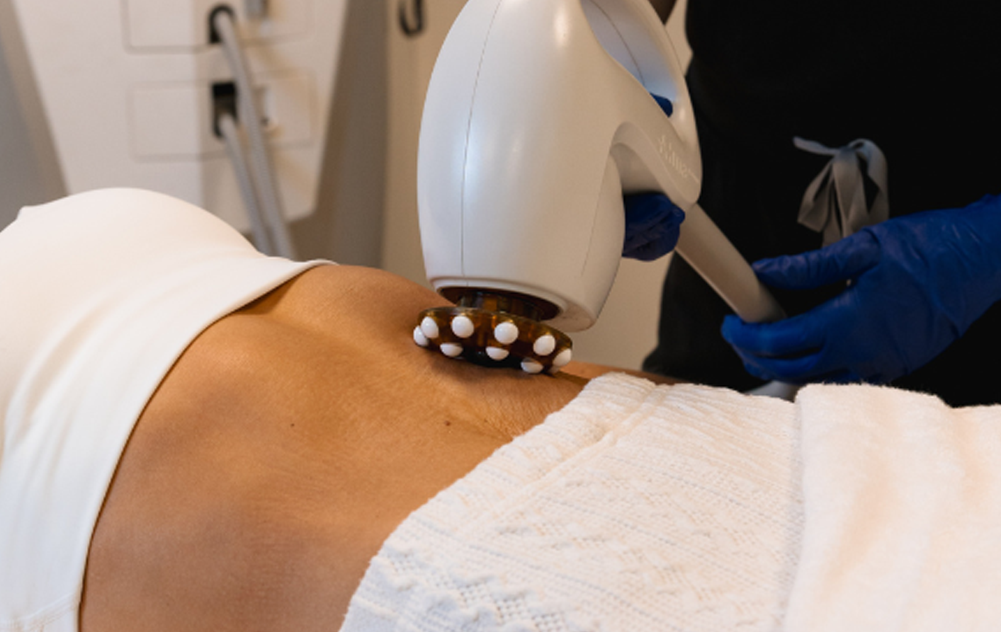 Hjúkrunarfræðingur framkvæmir augnlyftingu á húðklíníku Húðfegrunar í Reykjavík til að lyfta augnlokum og þétta húð á augnsvæði á náttúrulegan hátt.