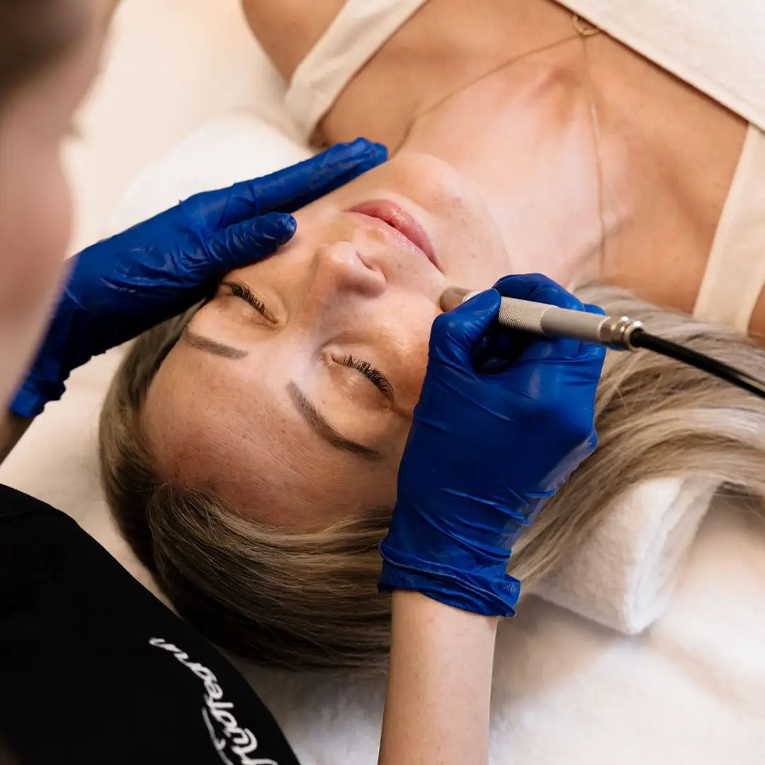 Hjúkrunarfræðingur framkvæmir augnlyftingu á húðklíníku Húðfegrunar í Reykjavík til að lyfta augnlokum og þétta húð á augnsvæði á náttúrulegan hátt.