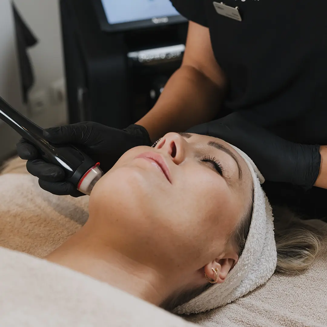 Hjúkrunarfræðingur framkvæmir augnlyftingu á húðklíníku Húðfegrunar í Reykjavík til að lyfta augnlokum og þétta húð á augnsvæði á náttúrulegan hátt.