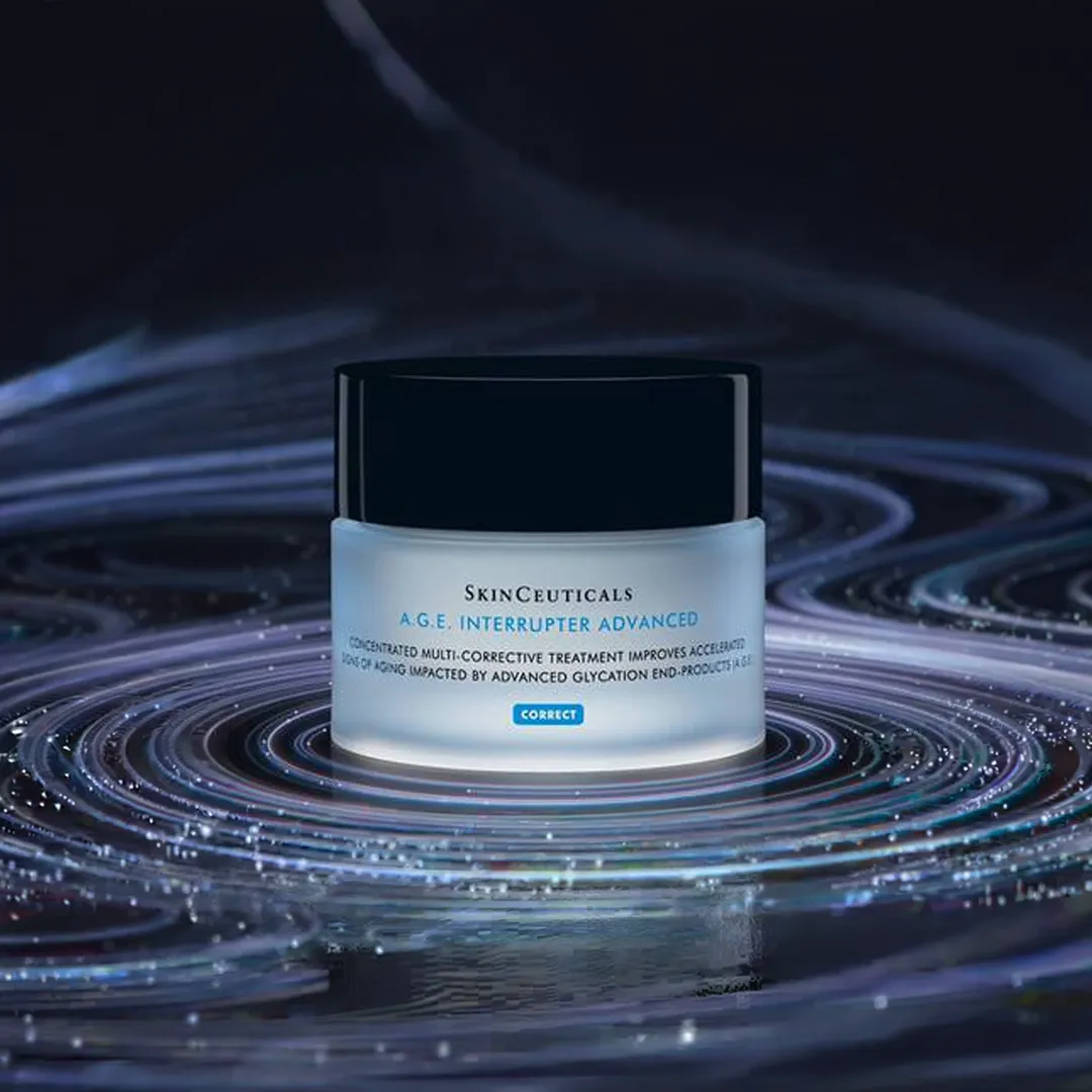 Nærmynd af Dermaclear meðferð sem hreinsar, nærir og gefur húðinni ljóma. Framkvæmt af hjúkrunarfræðingum í klínísku og afslöppuðu umhverfi. Bókaðu meðferð.