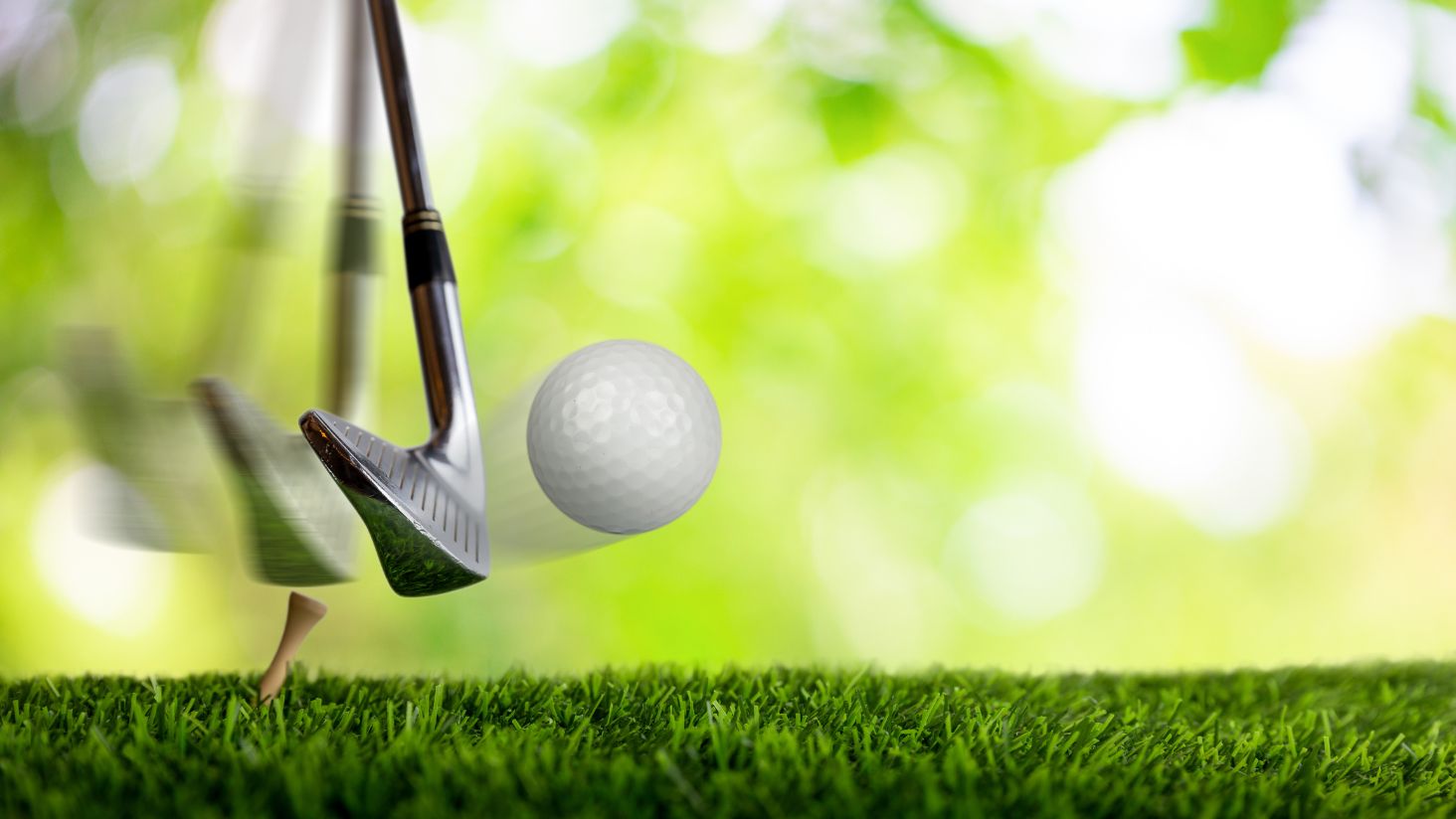 Ein Golfball mit Dimples wird von einem Golfschläger getroffen und startet seine Flugbahn. (Foto: Adobe Stock)