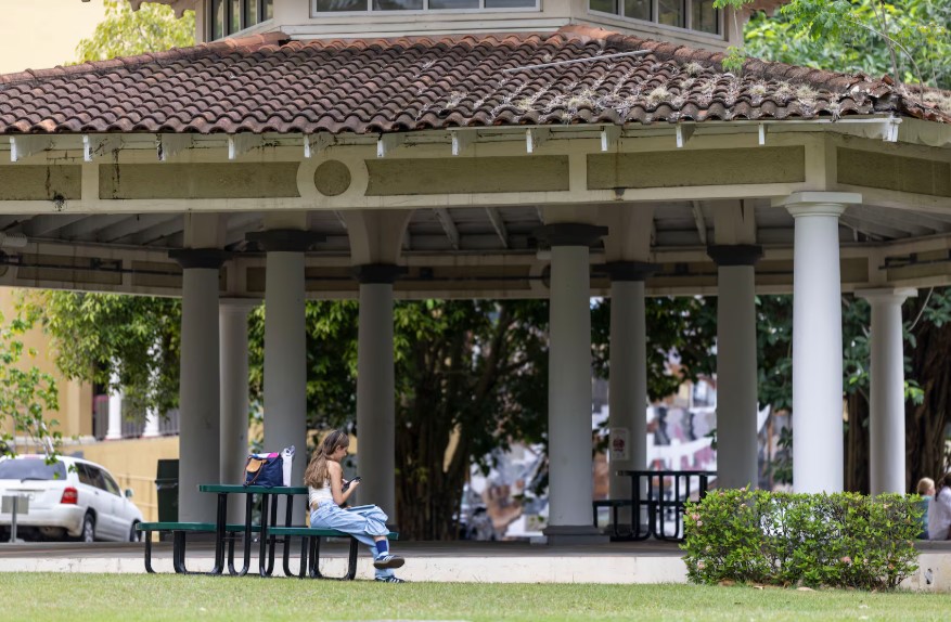 El dinero estaba bajo custodia de la Oficina de Gerencia y Presupuesto, sujeto a que la universidad cumpliera con medidas de transformación
