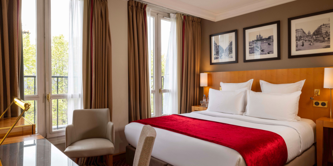 Elegante camera da letto con giaciglio rosso al Royal St Michel