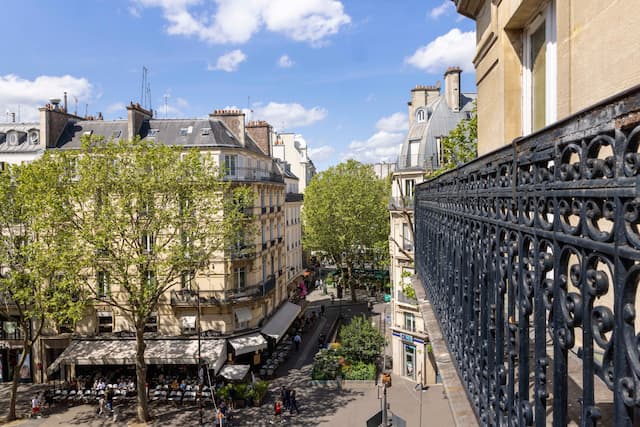 Vue depuis le balcon de l’hôtel Royal Saint Michel sur une rue animée de la rive gauche à Paris.