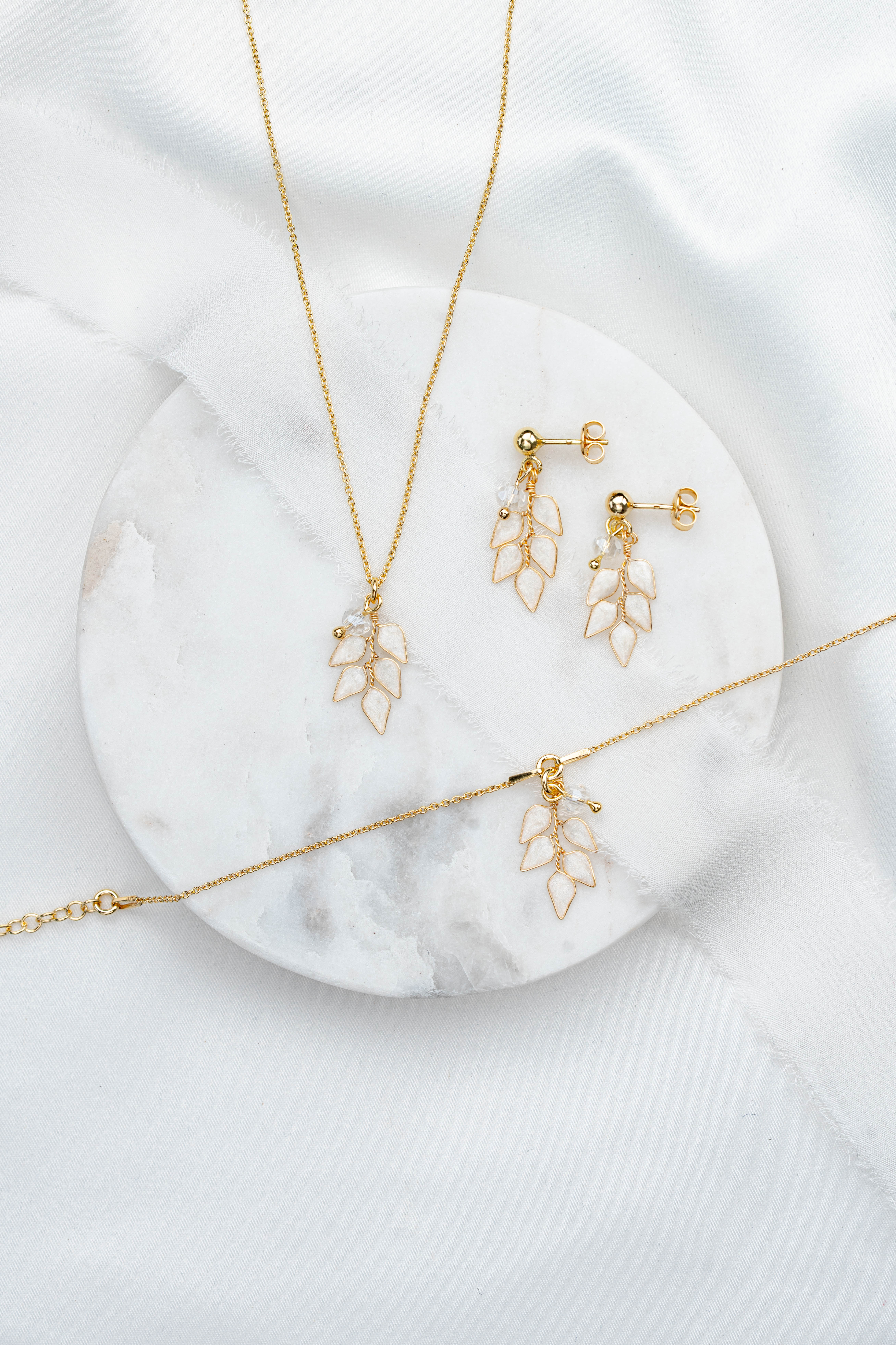 Set aus Armband Ohrringe und Kette von Perlenbräute Lana mit kleinen Blättern