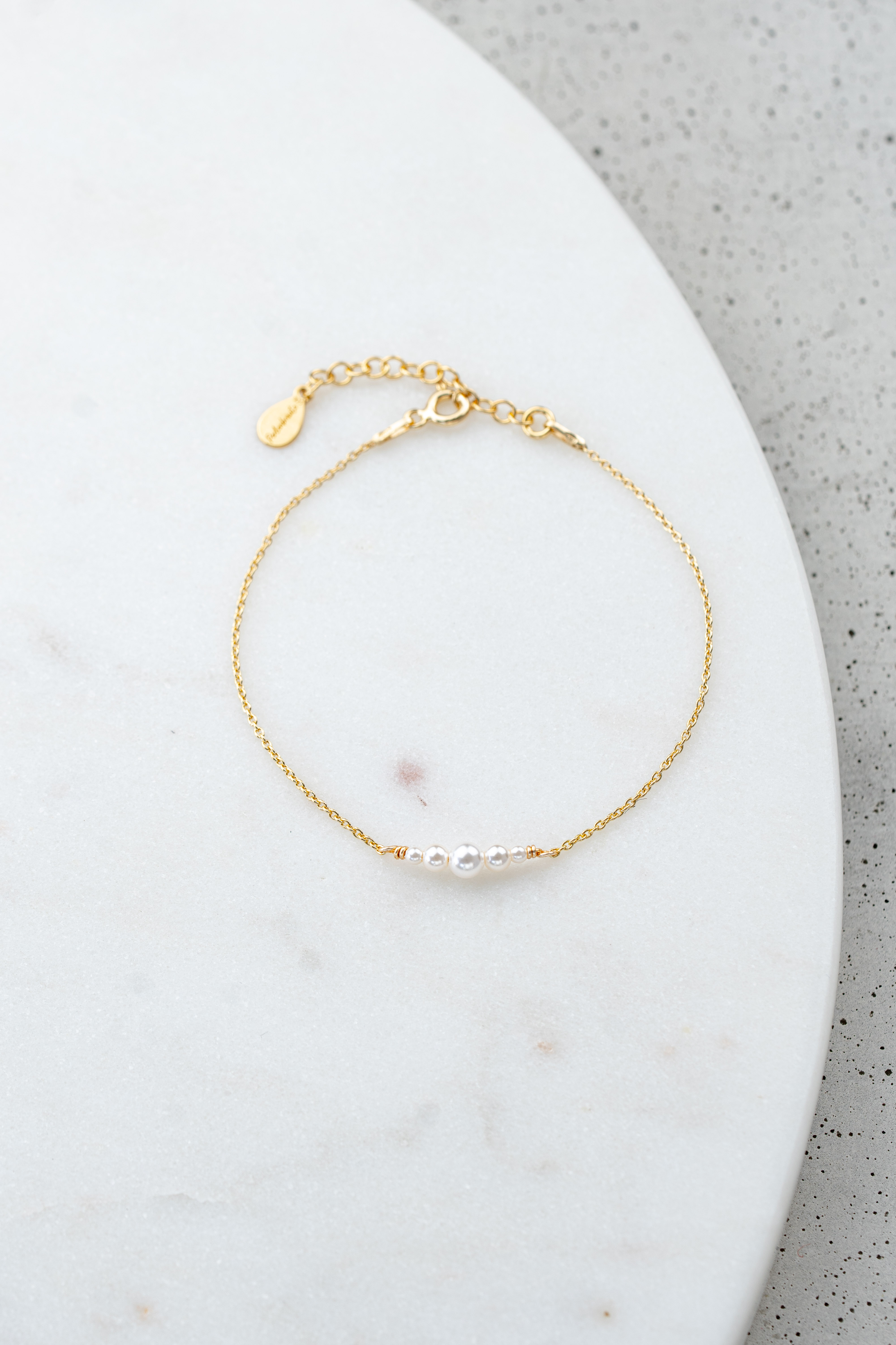 Armband von Perlenbräute mit kleinen Perlen