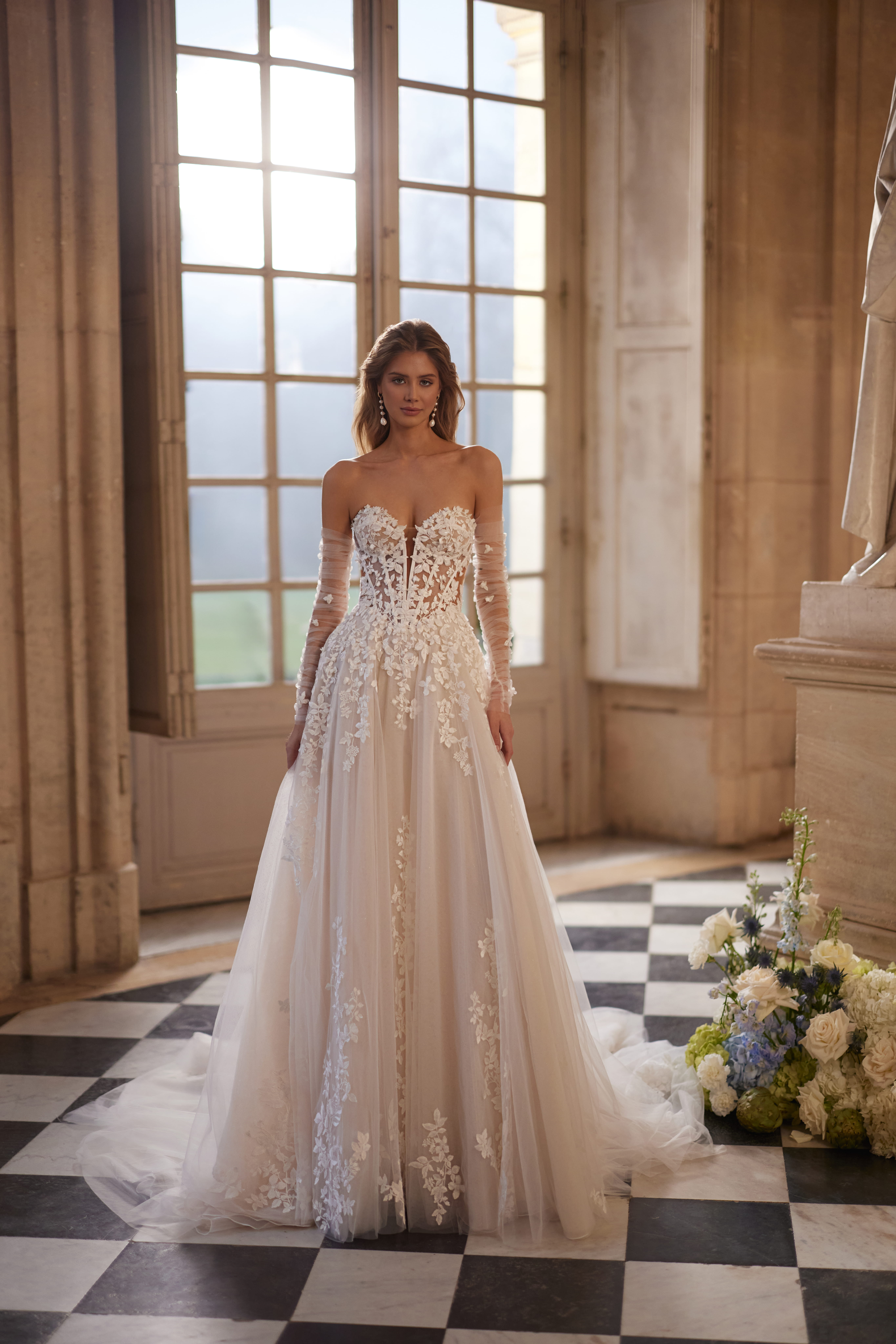Brautkleid mit Corsage und 3D Blüten von DAMA Couture - Ewig Dein Bridal Concept Boutique Gelnhausen