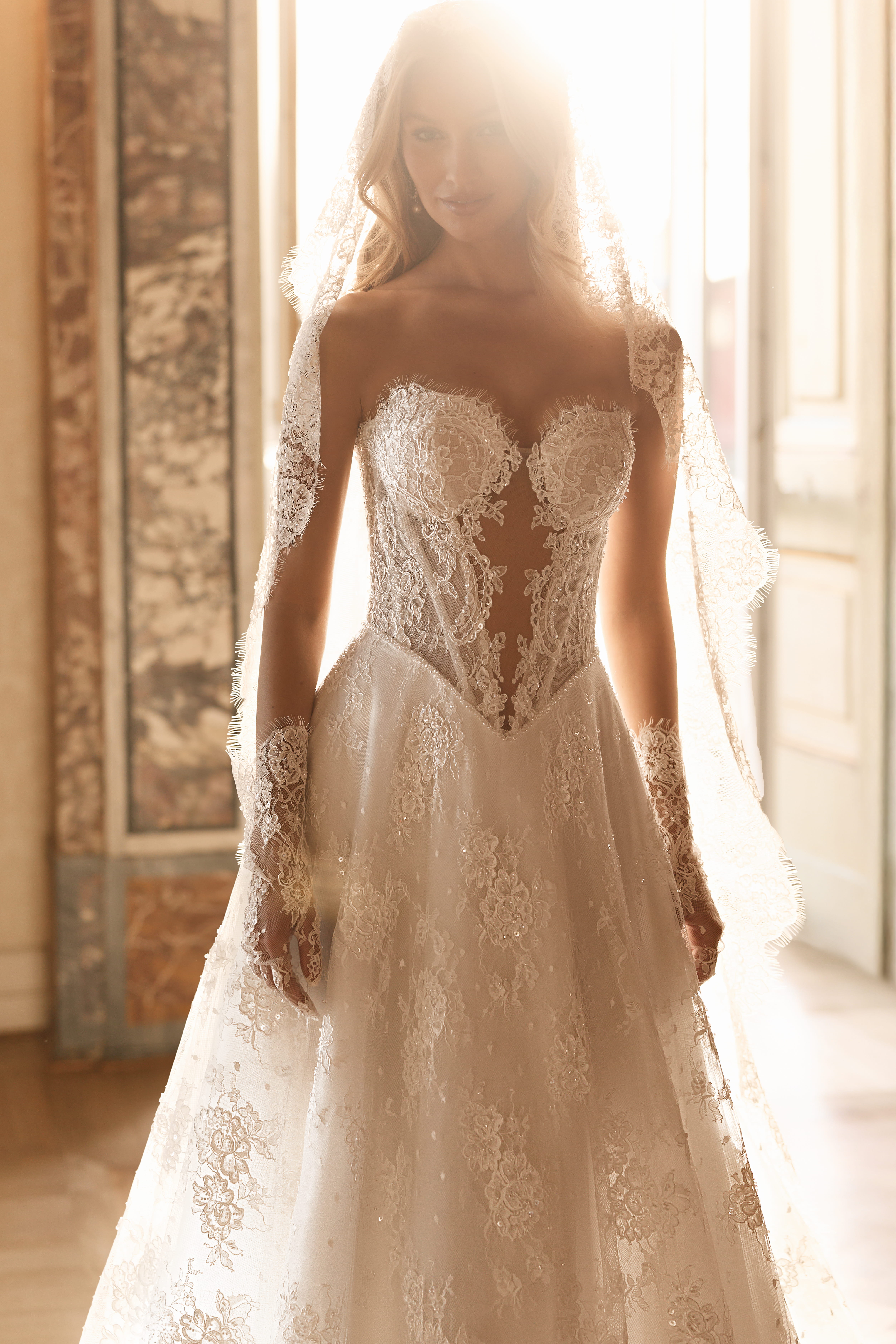 Brautkleid aus französischer Chantilly Spitze von Anna Sposa - Ewig Dein Bridal Concept Boutique Gelnhausen 