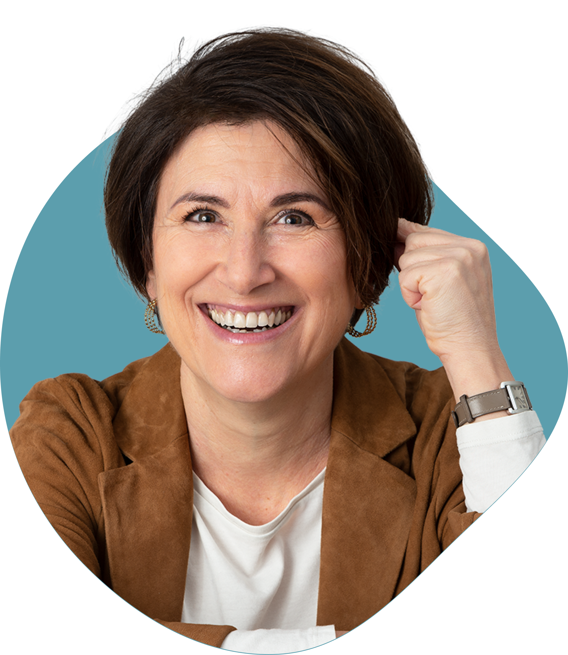 Femme souriante avec une veste marron et un t-shirt blanc, posant devant un fond bleu.