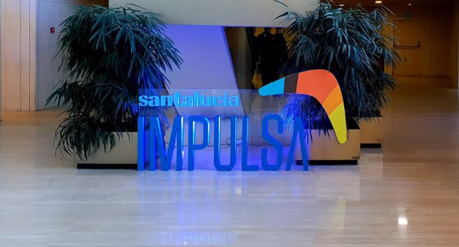 Logo de Santalucía Impulsa con plantas verdes en un vestíbulo moderno