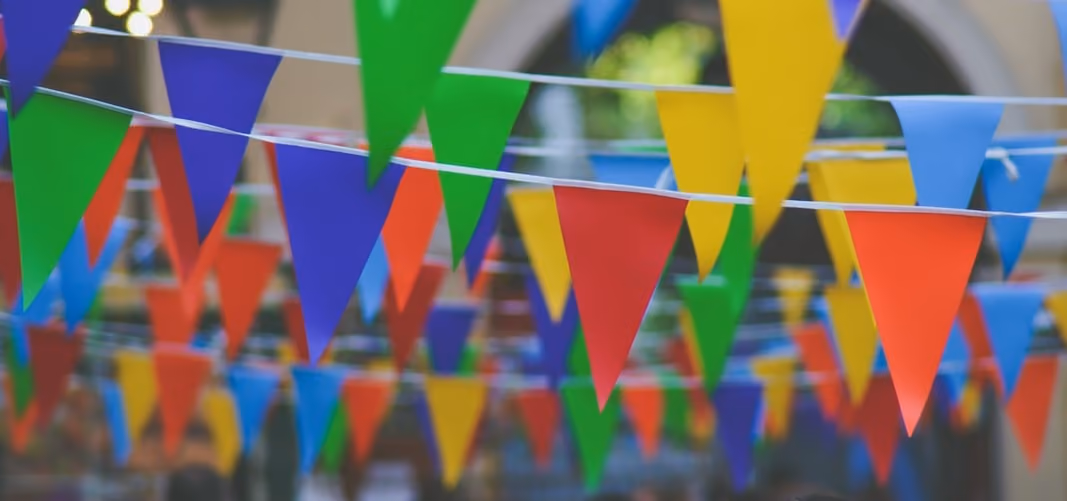 Guirnalda colorida de banderas triangulares para celebración festiva
