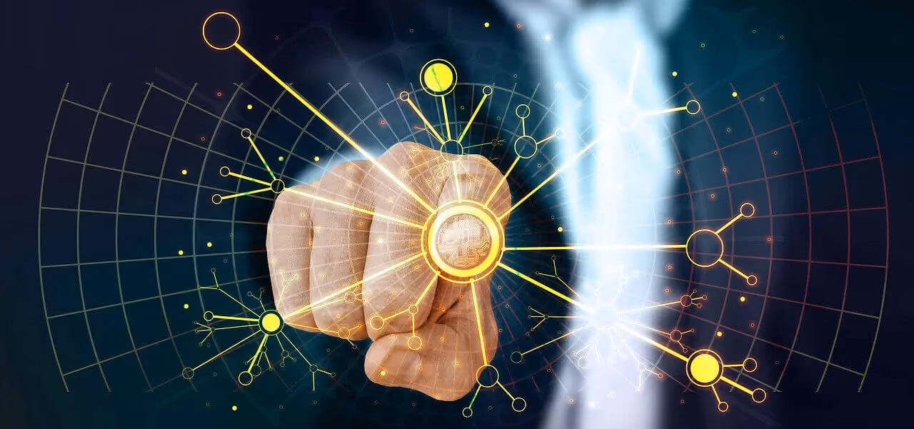 Puño cerrado conectado a redes digitales con rayos de luz brillantes