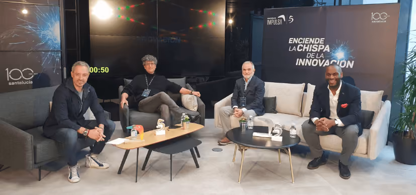 Ponentes de la mesa redonda sobre innovación y experiencia de cliente