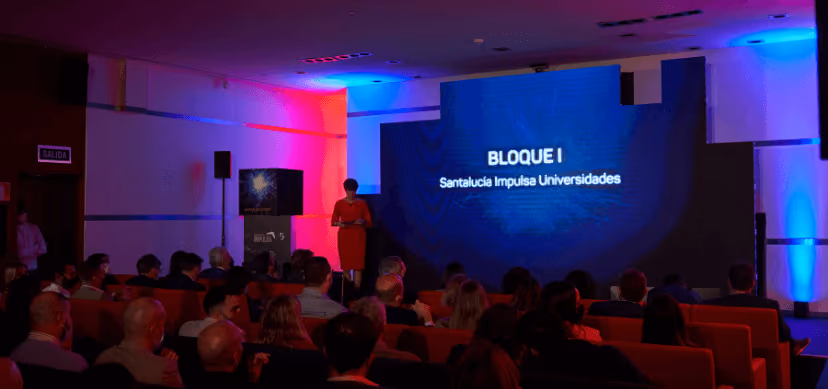 Presentación de Bloque I sobre impulso universitario con iluminación colorida