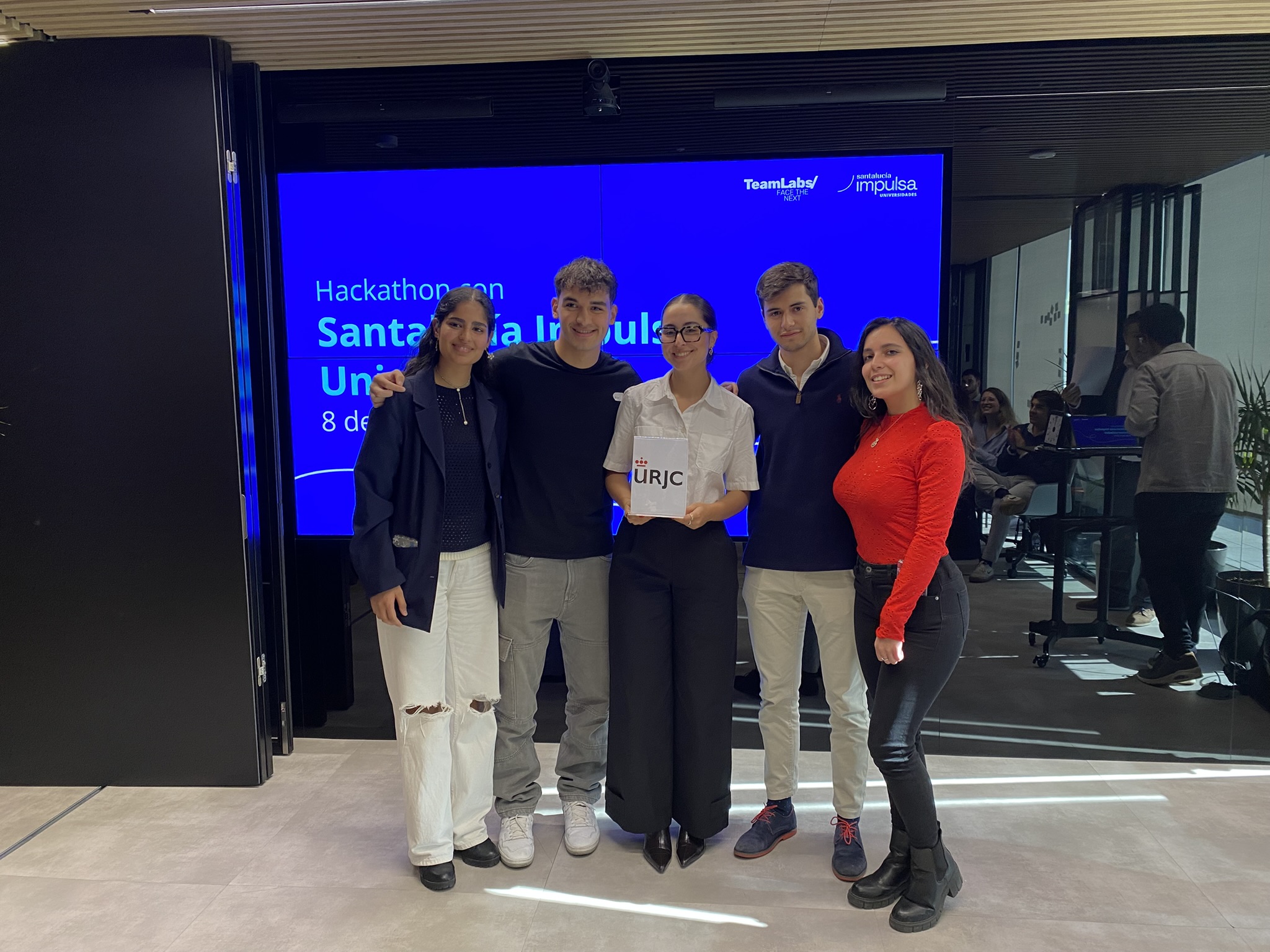 Cinco estudiantes en el Hackathon de Santa de Impulsa URJC