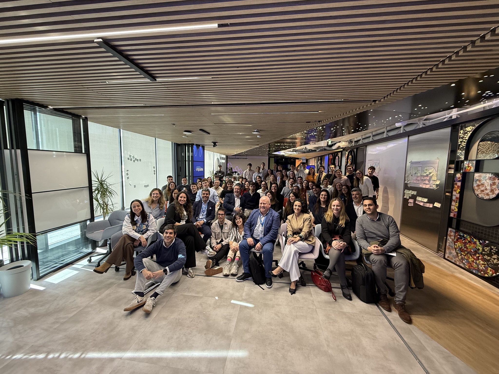 Grupo diverso de personas reunidas en una moderna oficina con diseño elegante