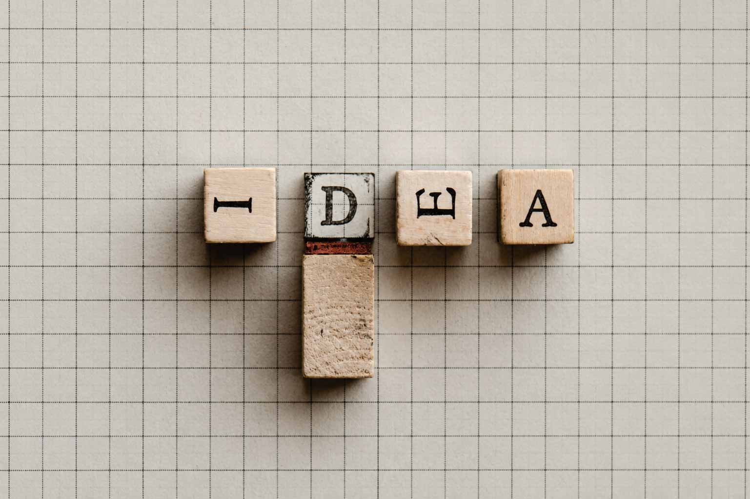 Bloques de madera formando la palabra "IDEA", representación de la creatividad e innovación en las empresas
