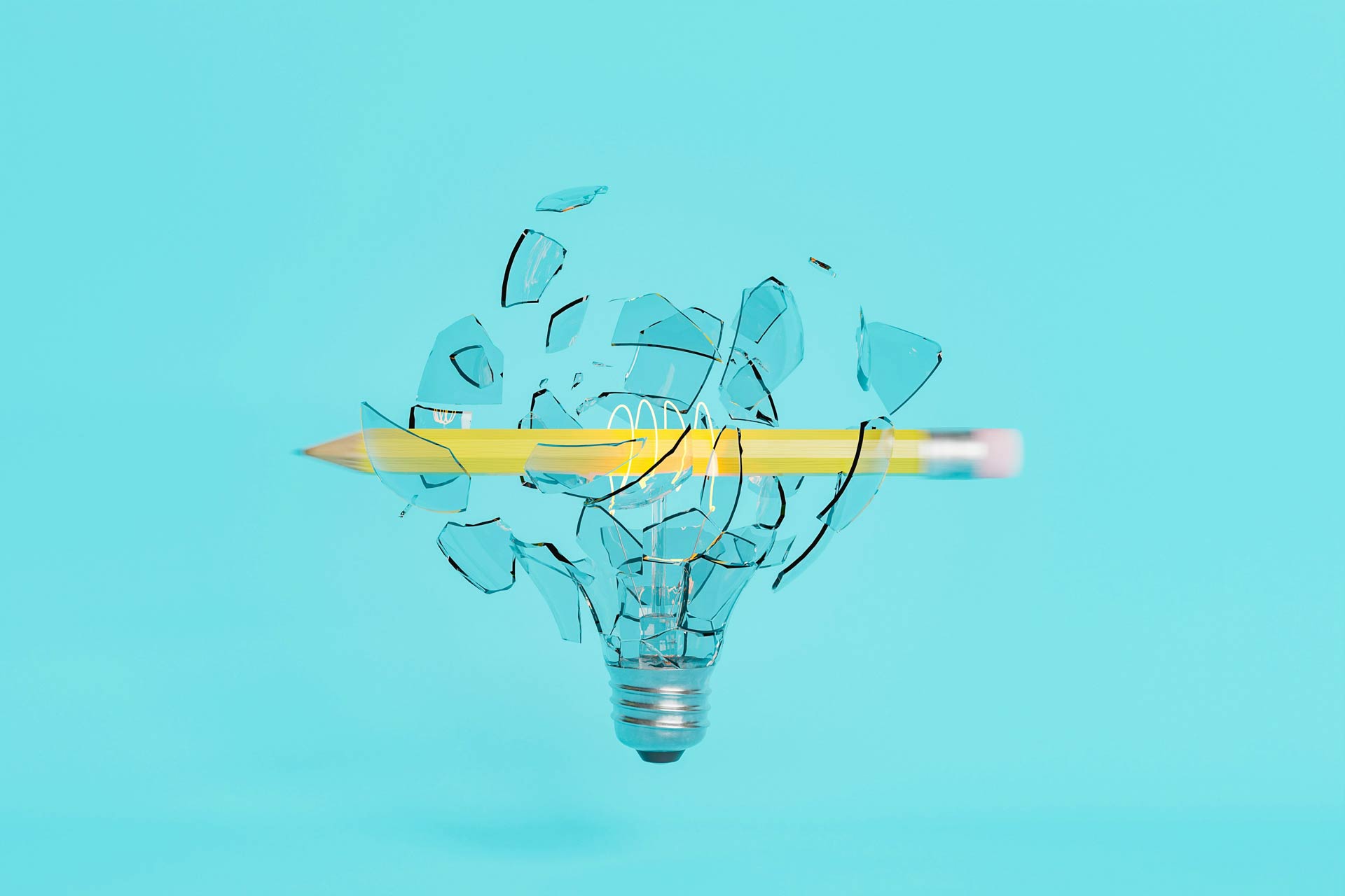 Bombilla rota atravesada por un lápiz, concepto de creatividad e innovación para generar nuevas ideas