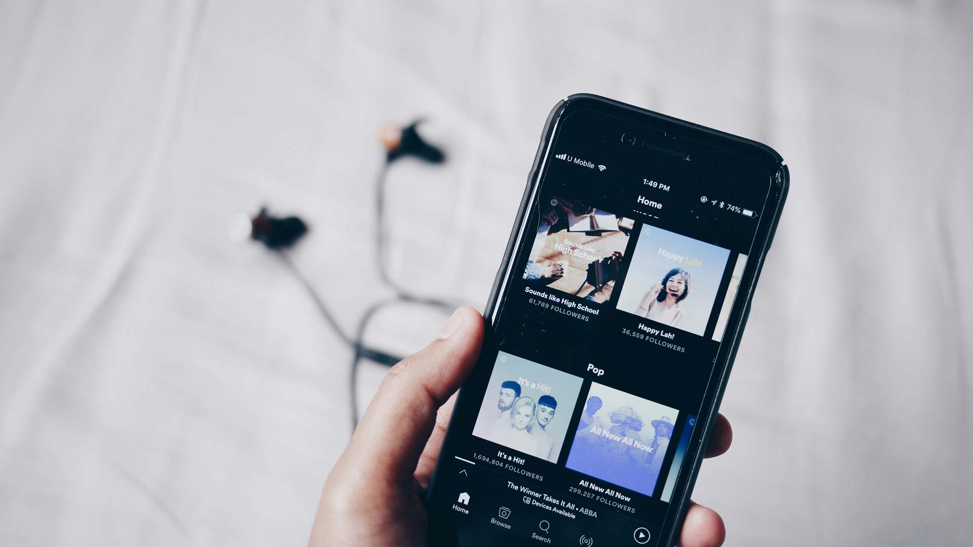 Smartphone con aplicación de música en streaming, inspirado en la historia de Spotify y el emprendimiento tecnológico
