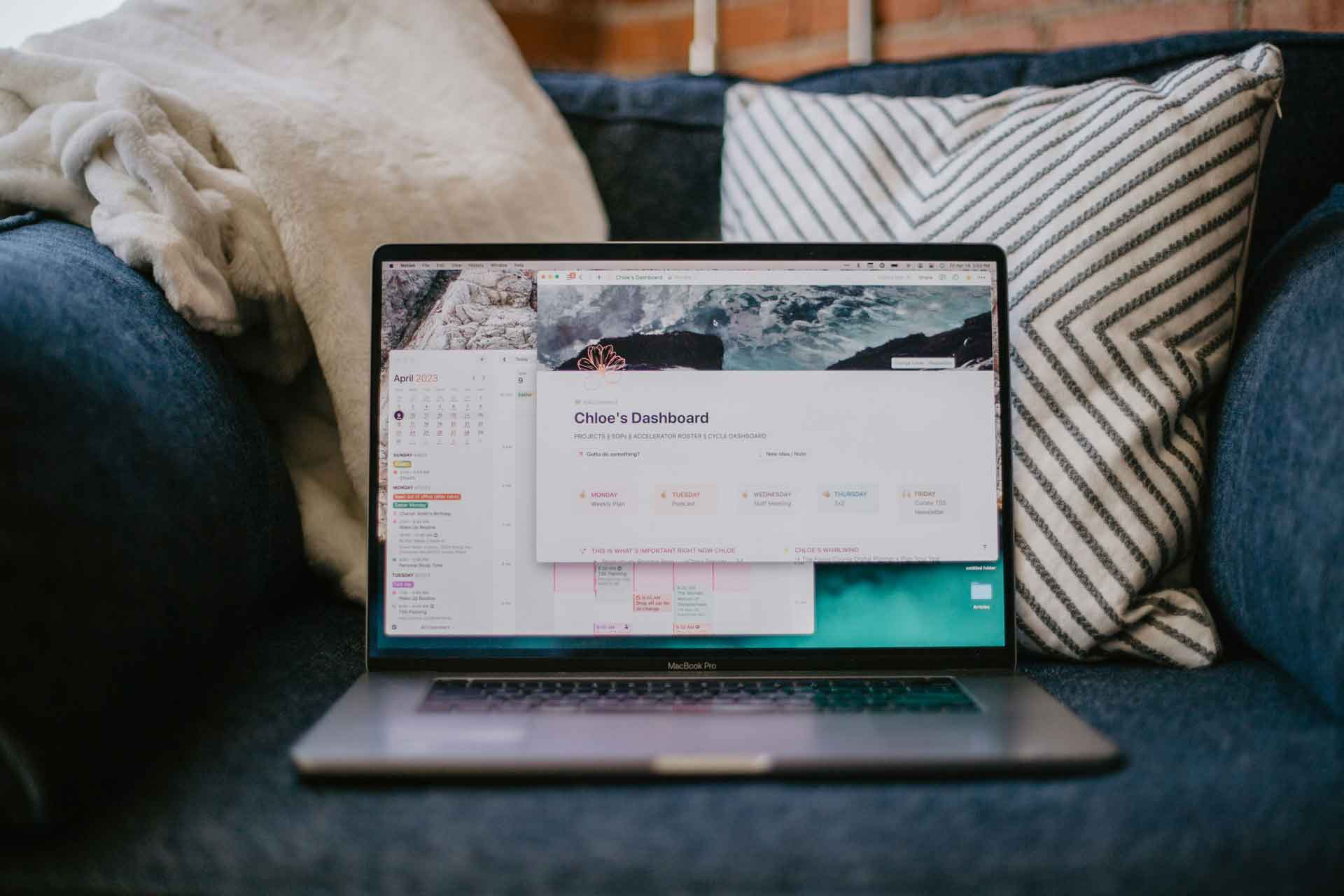 Espacio de trabajo digital con calendario y panel de organización de proyectos para planificar la vuelta al trabajo en septiembre.