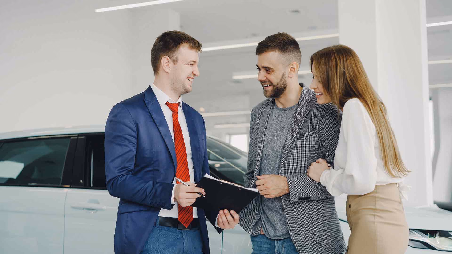 Equipo diverso de negocios sonriendo y dándose la mano en la oficina