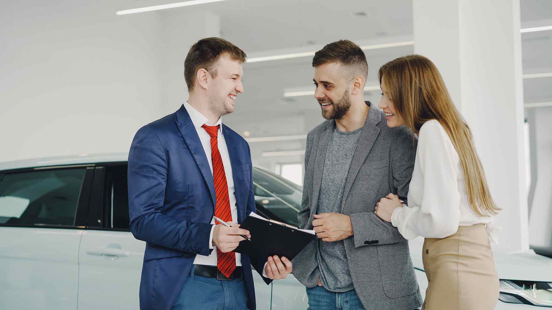 Empresa analizando necesidades y expectativas de sus clientes para impulsar la innovación y mejorar sus servicios.