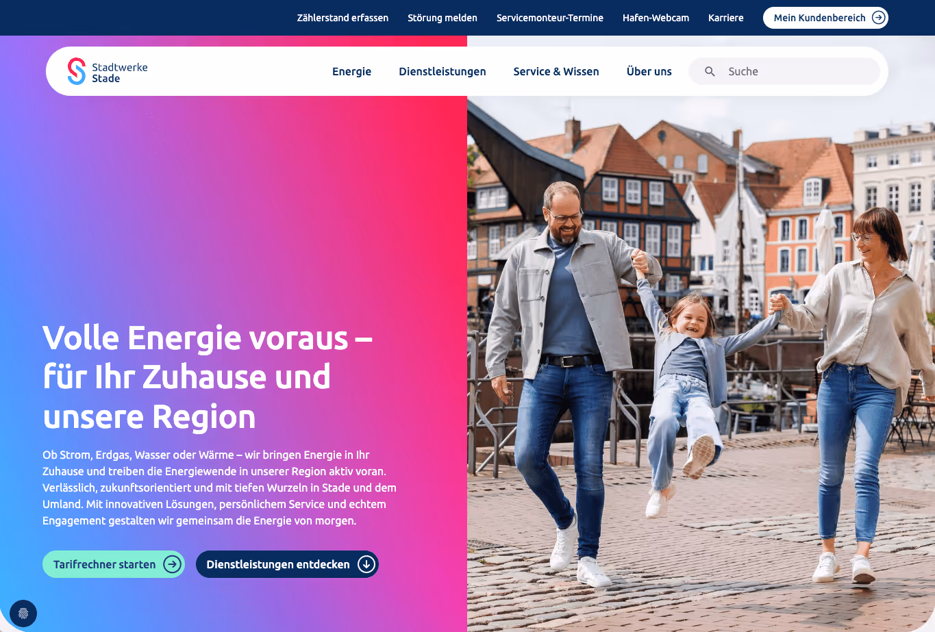 Startseite der Stadtwerke Stade: Links ein Farbverlauf in Pink und Blau mit dem Slogan ‚Volle Energie voraus – für Ihr Zuhause und unsere Region‘. Rechts eine Szene mit Mutter, Vater und Kind, die lachend durch die Altstadt von Stade laufen.