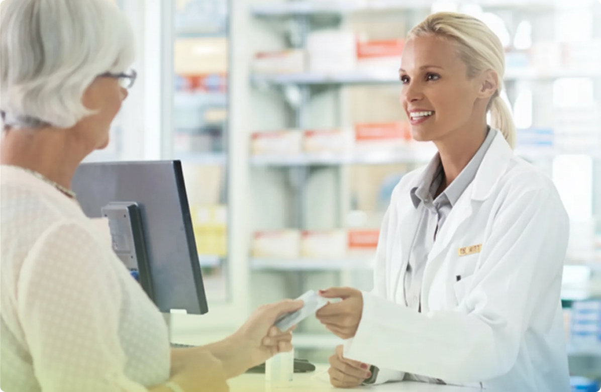 Apothekerin und Patientin im Gespräch