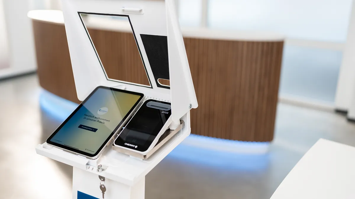 Reales Foto des Checkin-Terminals in einer Arztpraxis