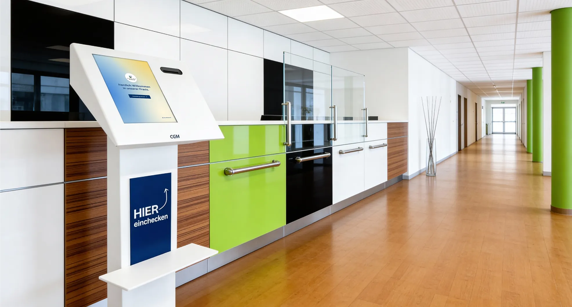 Reales Foto des Checkin-Terminals in einer Arztpraxis