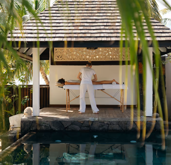 Un client se fait masser dans une villa - Muse Villa