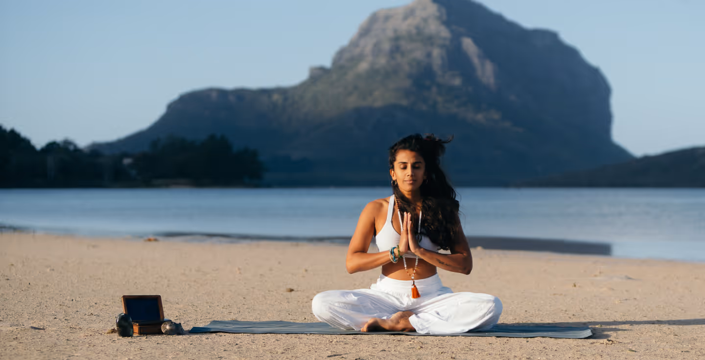 Un invité méditant sur la plage - Extraordinary Hospitality - Muse Villa