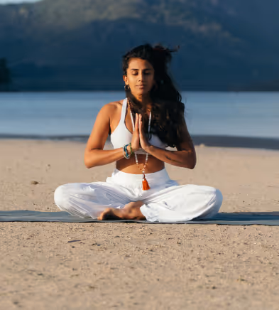 Un invité méditant sur la plage - Extraordinary Hospitality - Muse Villa