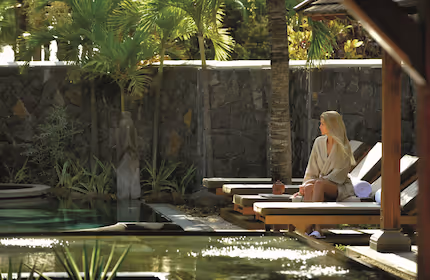 Les invités se détendent au bord de la piscine