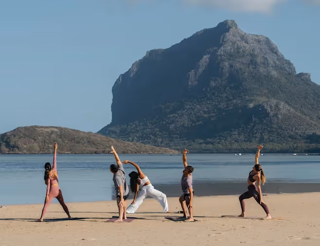 Groupe de personnes faisant des séances de yoga - Muse Villa