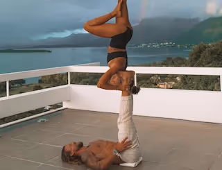 Couple faisant des séances de yoga - Muse Villa