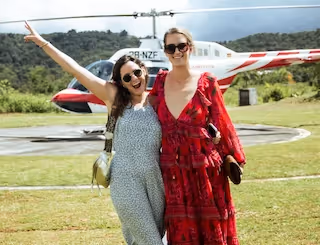 2 invités avec l'excursion en hélicoptère