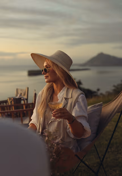 Un invité se détend sur le balcon de la villa - Extraordinary Hospitality | Muse Villas