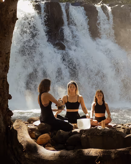 Un hôte montrant ses couchettes à l'intérieur de la Villa - Muse Villa
