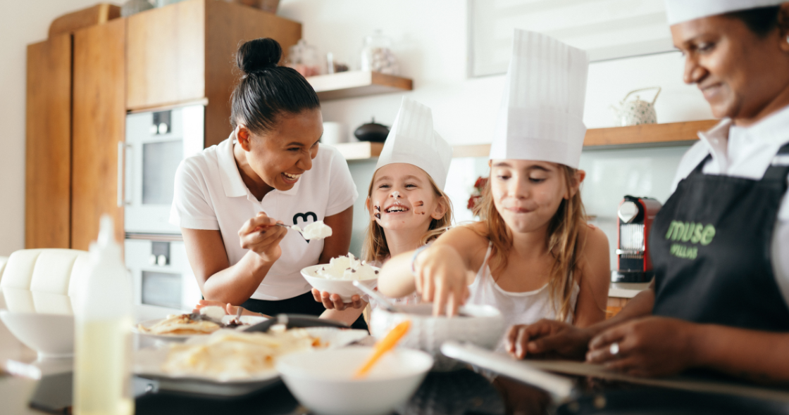 Les enfants s'amusent avec le personnel de l'hôtel