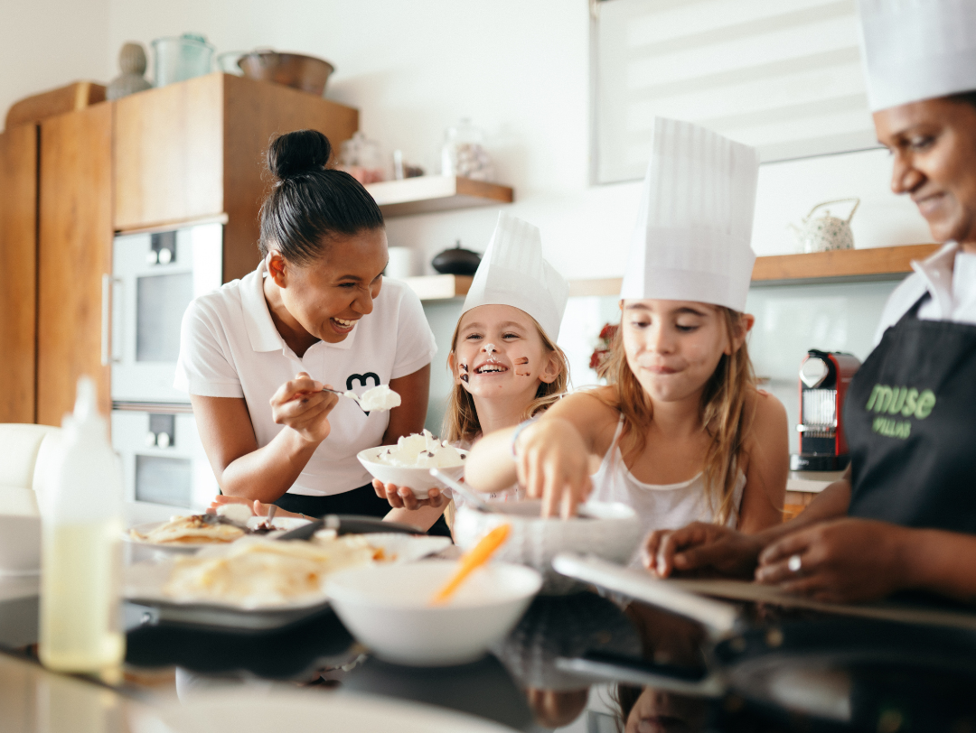 Les enfants s'amusent avec le personnel de l'hôtel