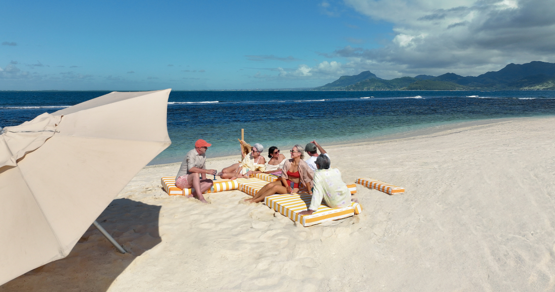 Familly eating on the beach