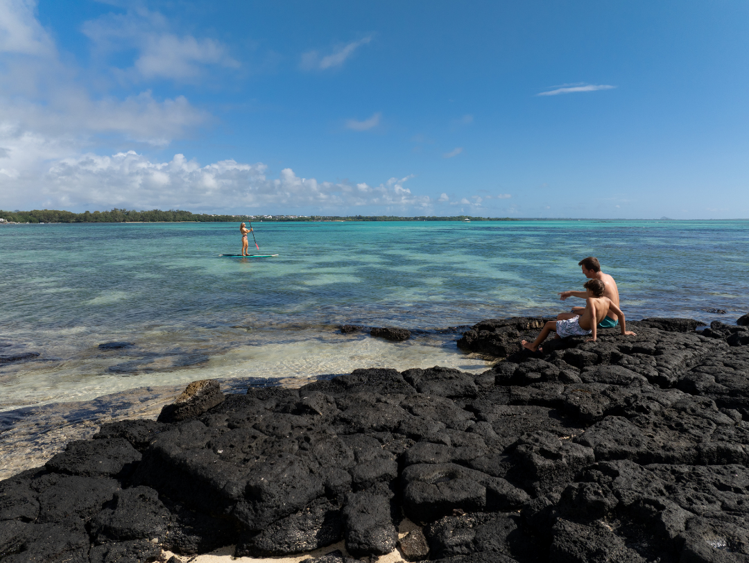 Père et fils à la plage
