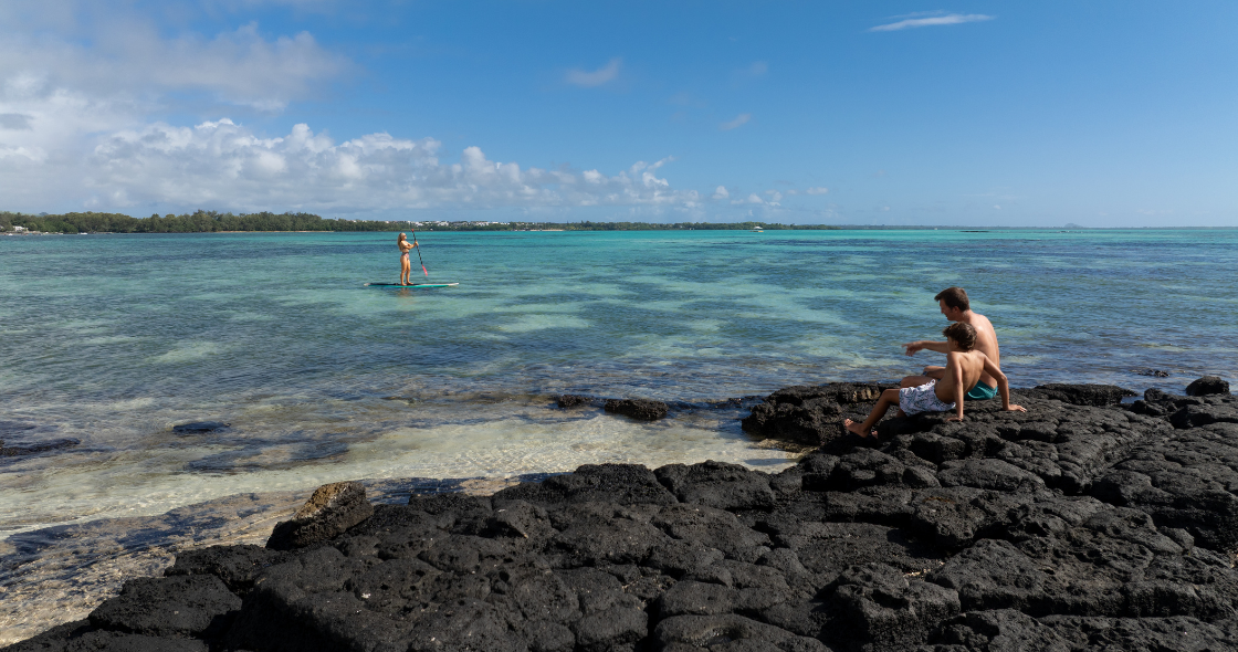 Père et fils à la plage