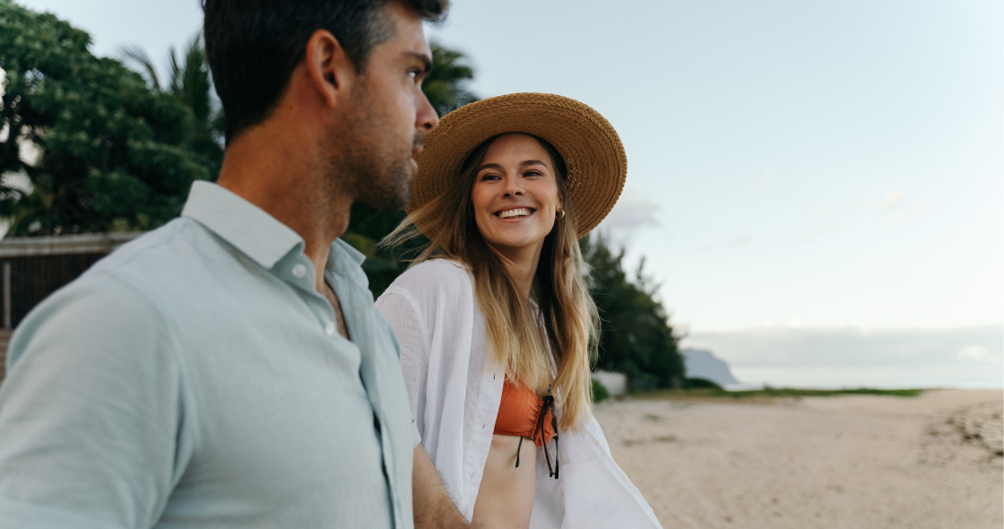 Couple sur la plage de muse villas