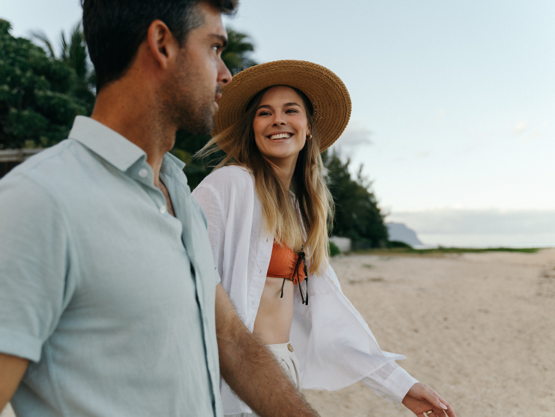 Couple sur la plage de muse villas