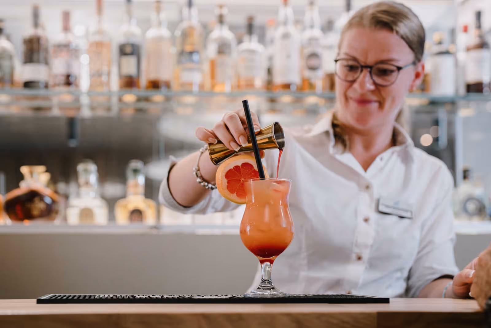 Collaboratrice du Solbadhotel en train de préparer un cocktail