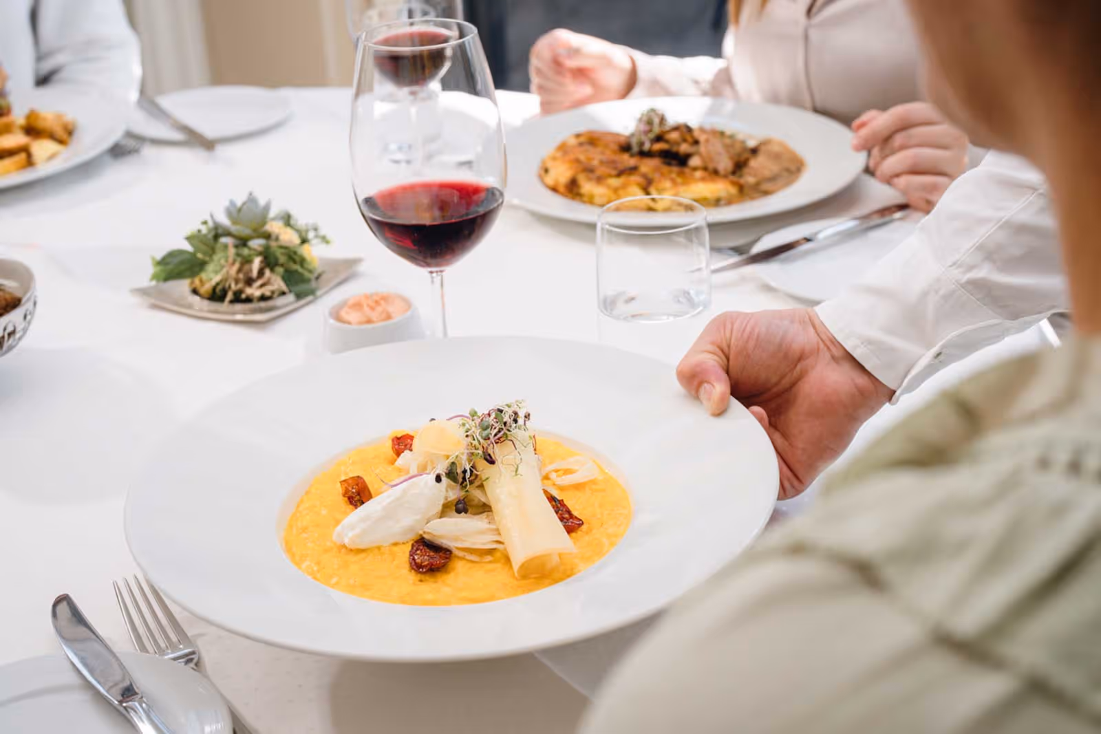 Le risotto bien présenté est servi
