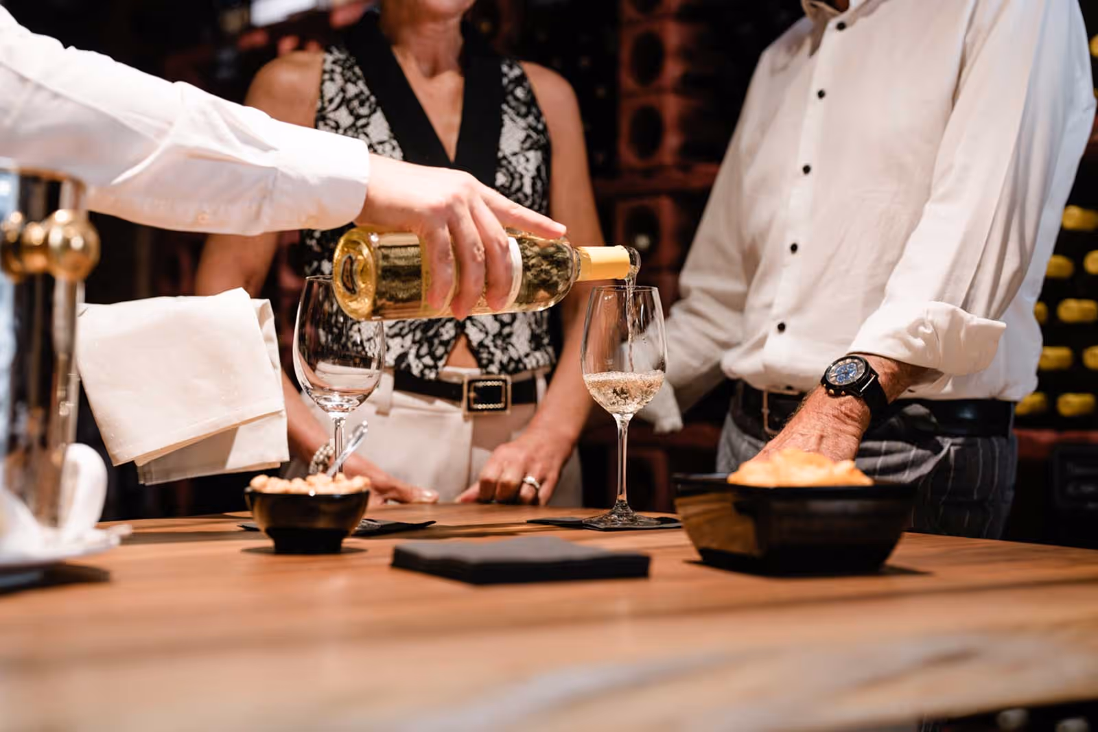Le vin est versé aux invités dans la cave à vin
