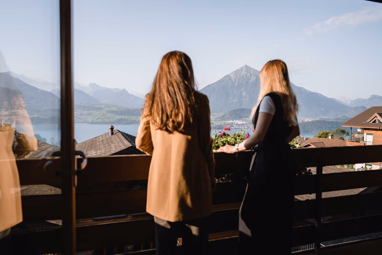 Deux personnes sur le balcon avec vue sur le Niesen